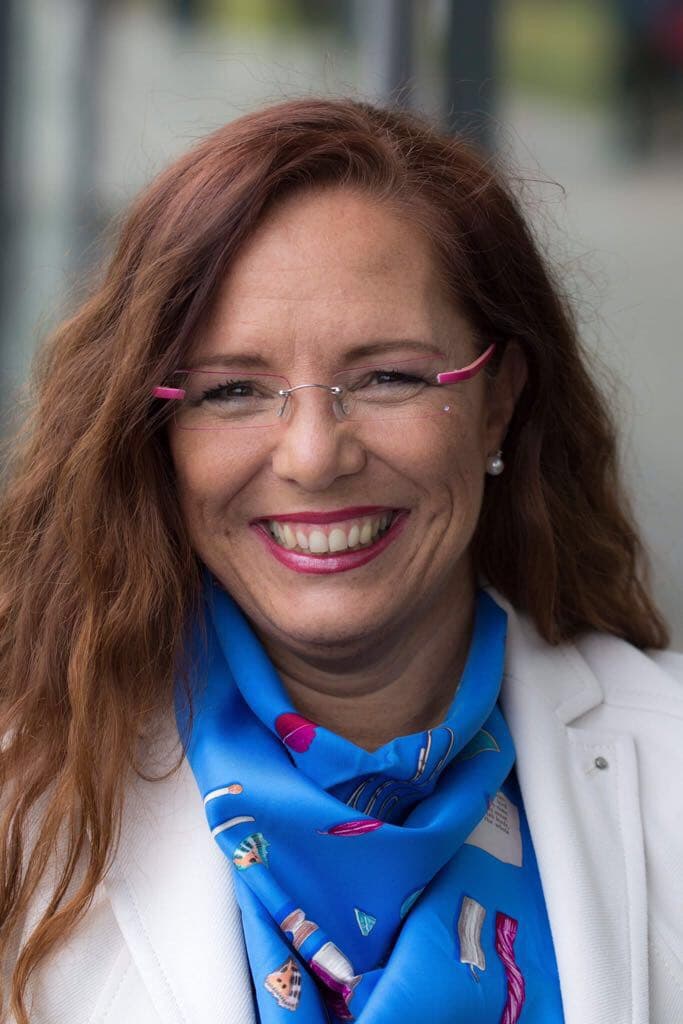 Vladislava Pospíšilová – portrét venku, v bílém saku s modrým šátkem
